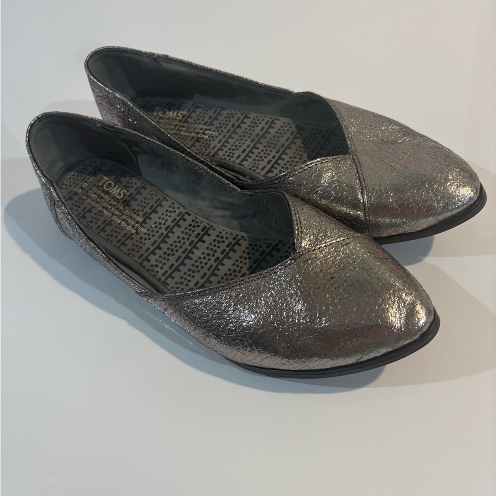 TOMS Metallic silver flats 9.5 women’s slip-on dressy casual shoe. EUC no flaws